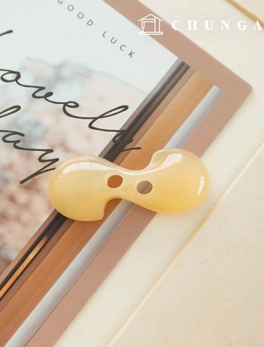 如何製作一隻帶有扭曲紐帶的棕色皮鞋