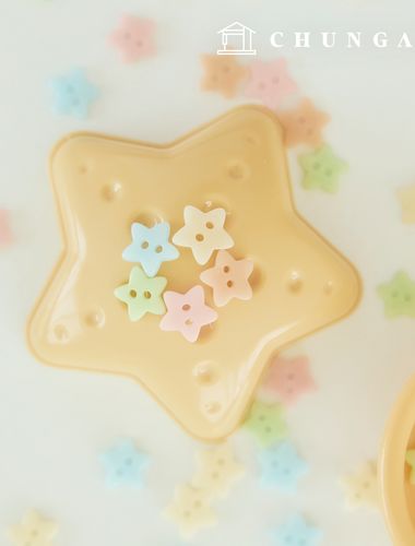 用彩色塑膠星星製作雙孔紐扣