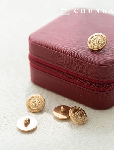 用圓形圖案的金屬紐帶製作衣服