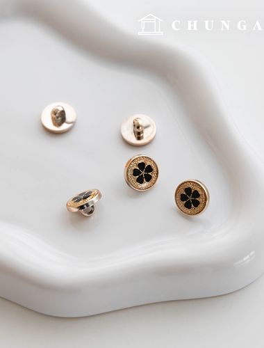 如何製作閃閃發光的金色和黑色花朵紐扣