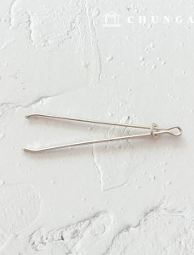 將橡皮筋繫在腰上。