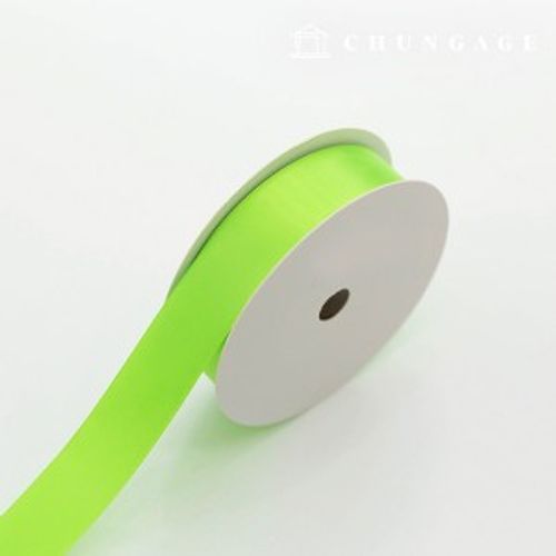 20卷25毫米寬的絲絨膠帶，用於製作工藝品。